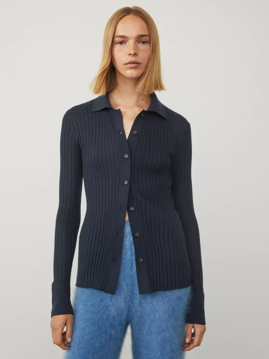 Lisa Yang 2023213 Donkerblauw